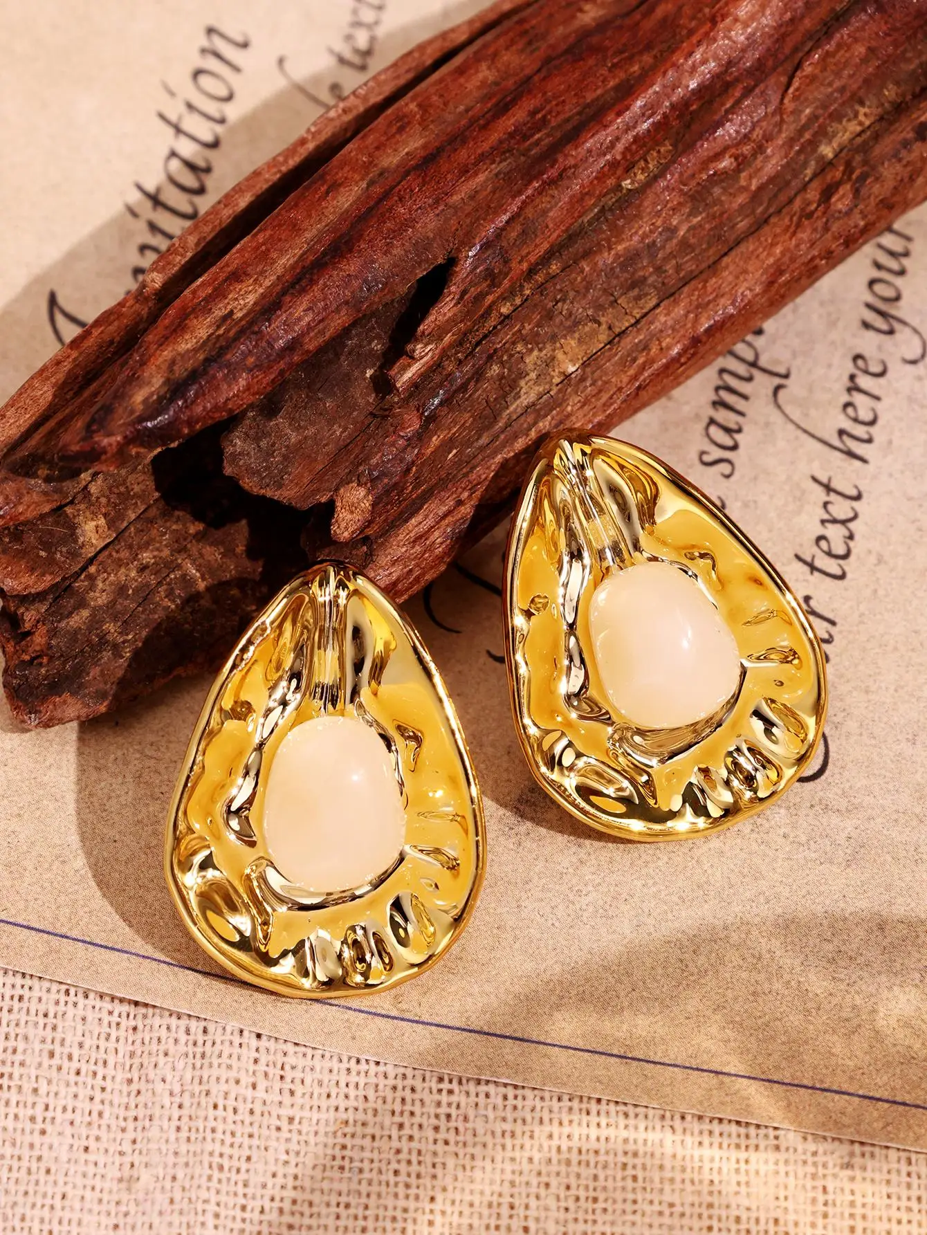 Retro Lightly Luxurious Teardrop Shaped Gilded Textured Geometric Stud Earring Unique Sophisticated Perfect for Everyday Wear