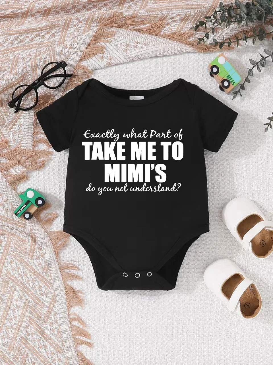

Baby short-sleeved triangle bodysuit, fun letter print, button design, easy to care for, suitable for new parents.