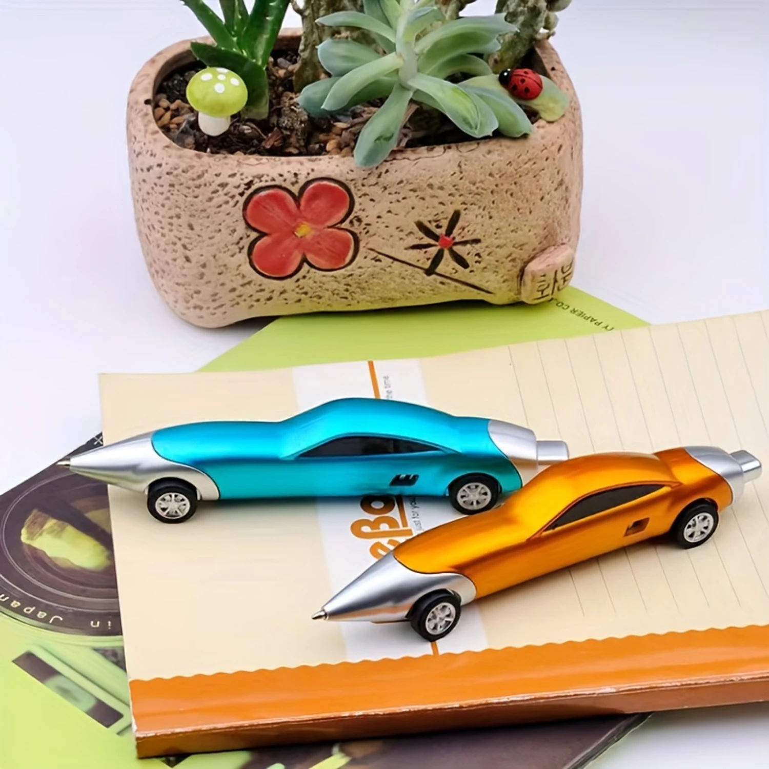 مجموعة رائعة على شكل سيارة رياضية مكونة من قلمين حبر جافين - ألوان نابضة بالحياة، كتابة سلسة للطلاب، مستلزمات العودة إلى المدرسة - مثالية