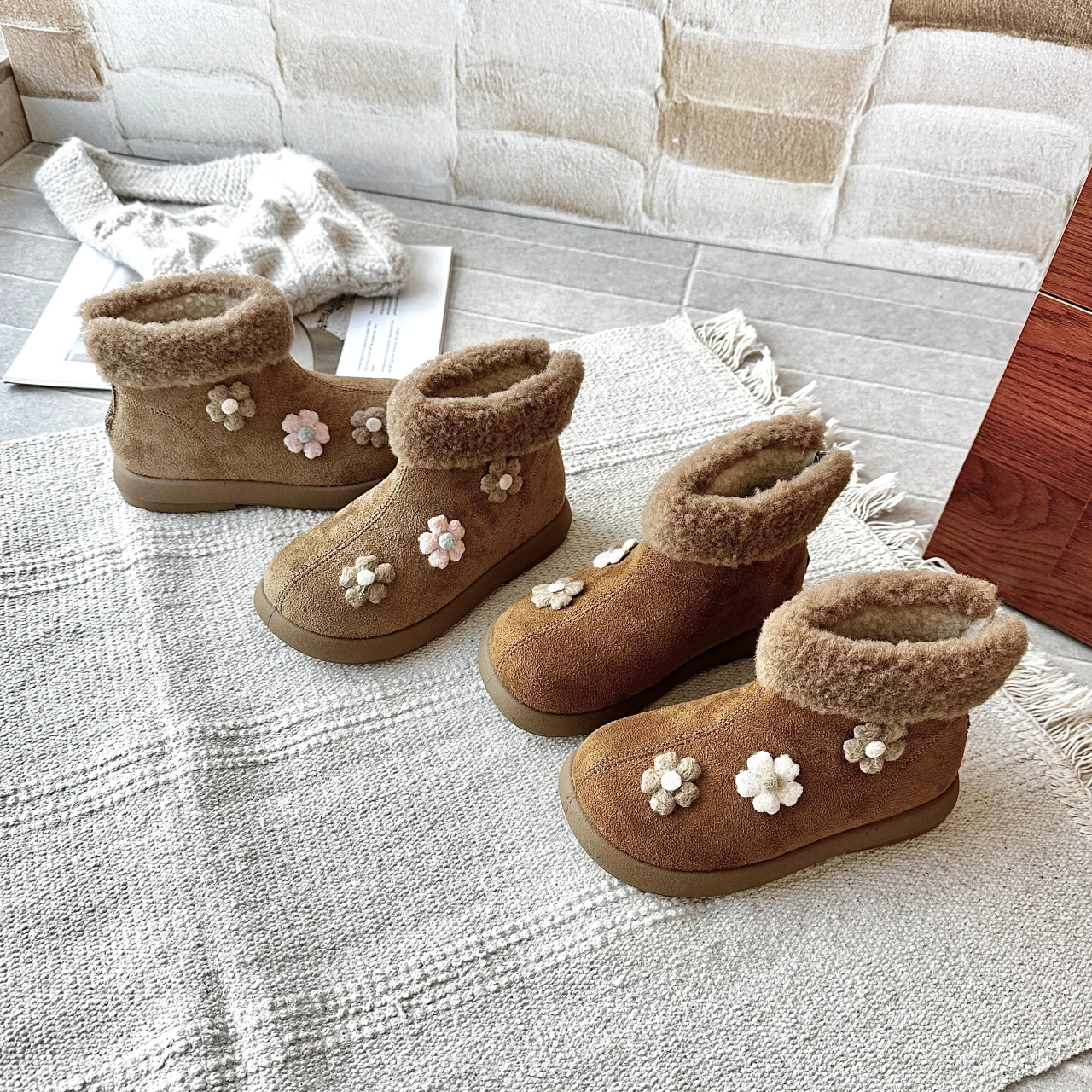 

Уютные ботильоны на плюшевой подкладке для маленьких девочек с милыми цветами, новинка 2023 года, зимние детские замшевые кожаные ботинки, нескользящая простая повседневная одежда
