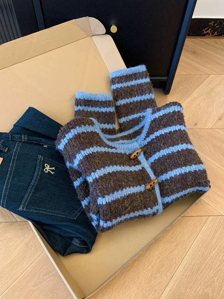 

Большой размер, 300 пу, корейский стиль, мягкий вязаный свитер в полоску, унисекс, осень-зима, на пуговицах...