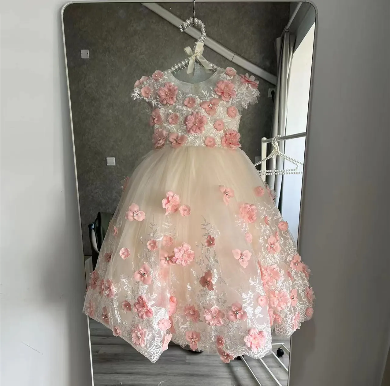 

Elegant Flower Girl Dress For Wedding Tulle Puffy 3D Applique Pearls Floor Length Ball Gown Kids Princess Beauty Pageant Wear