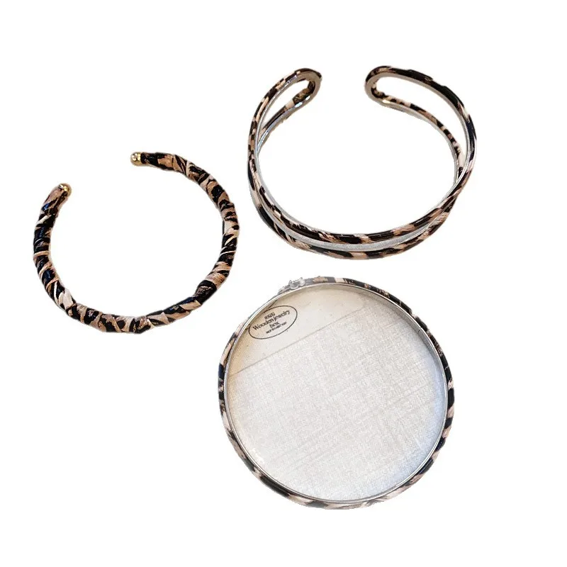 Bransoletka w panterkę, skręcana, plisowana, otwarta, retro, skórzana, w stylu etnicznym, personalizowana, niszowa, z charakterystycznym designem, ozdoba na rękę.