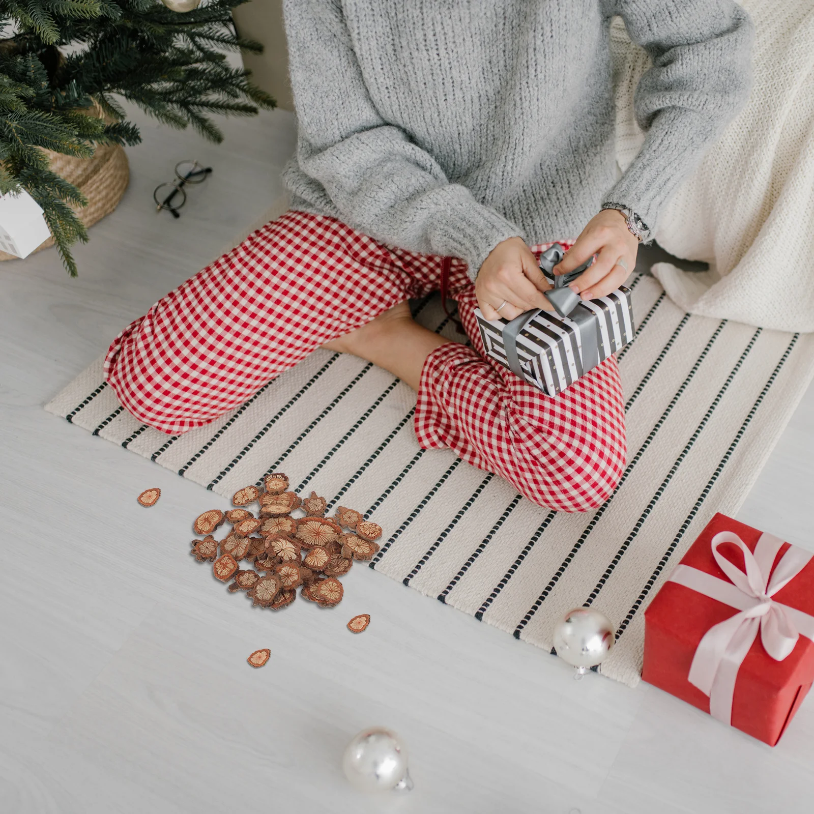 

1Pack Natural Wooden Chip Decorative Slices DIY Craft Rustic Home Ornament Wreath Photo Frame Supply Home Ornament