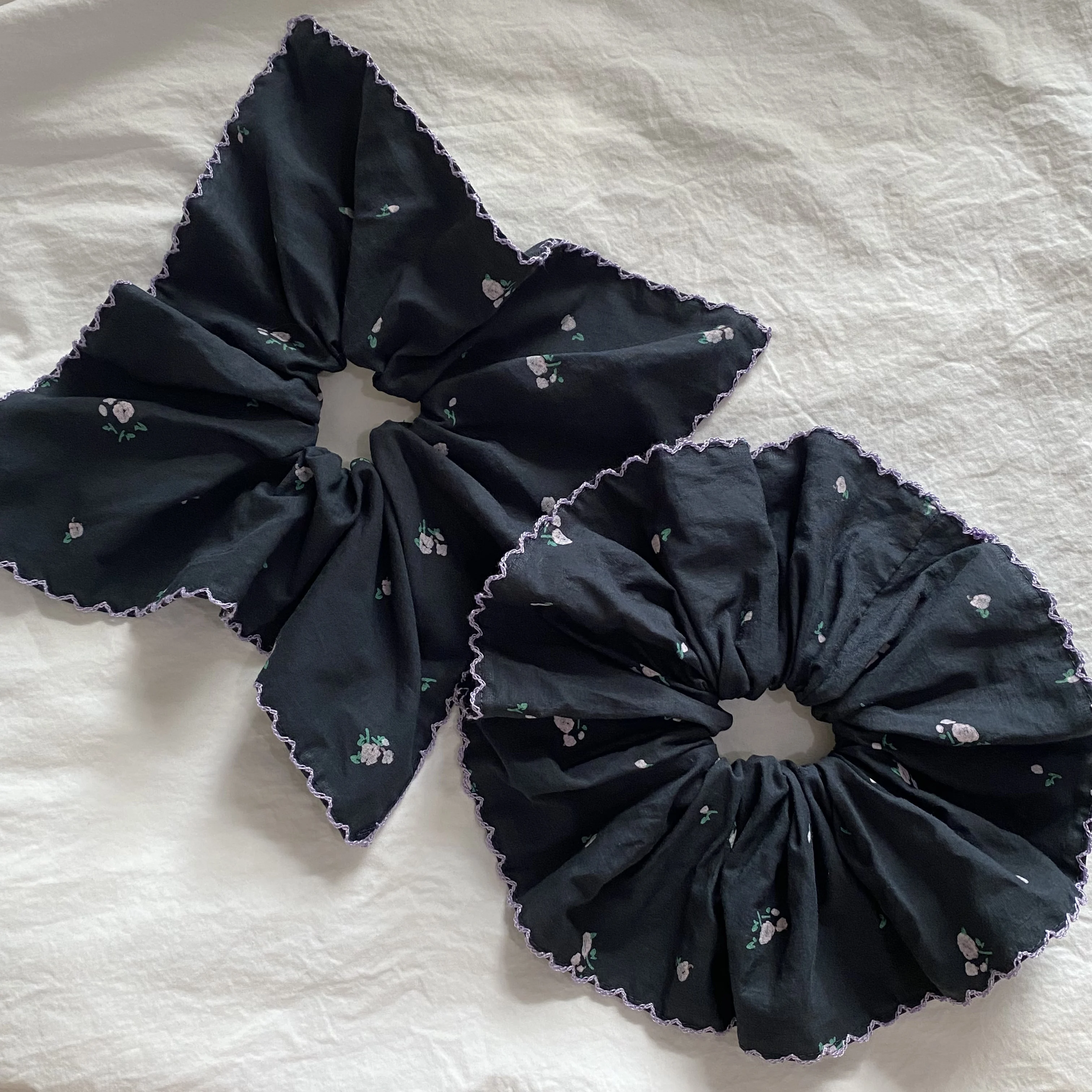 1PC フォレストスタイルダークフローラルプリントヘアシュシュ、パープルトリム付き、大きなフリルヘアタイ、女性用エレガントなヘアアクセサリー