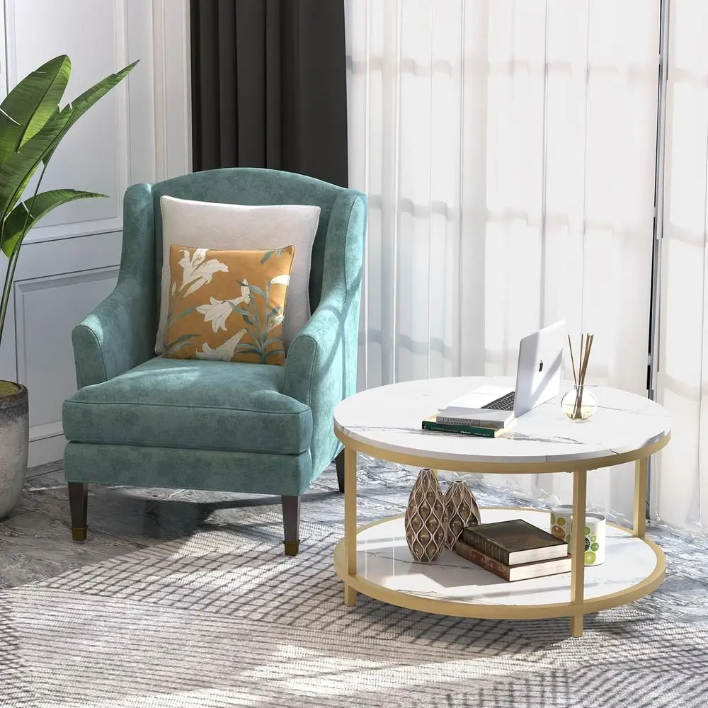 طاولة قهوة مستديرة حديثة من الرخام الأبيض مع إطار معدني ذهبي ورف تخزين لغرفة المعيشة