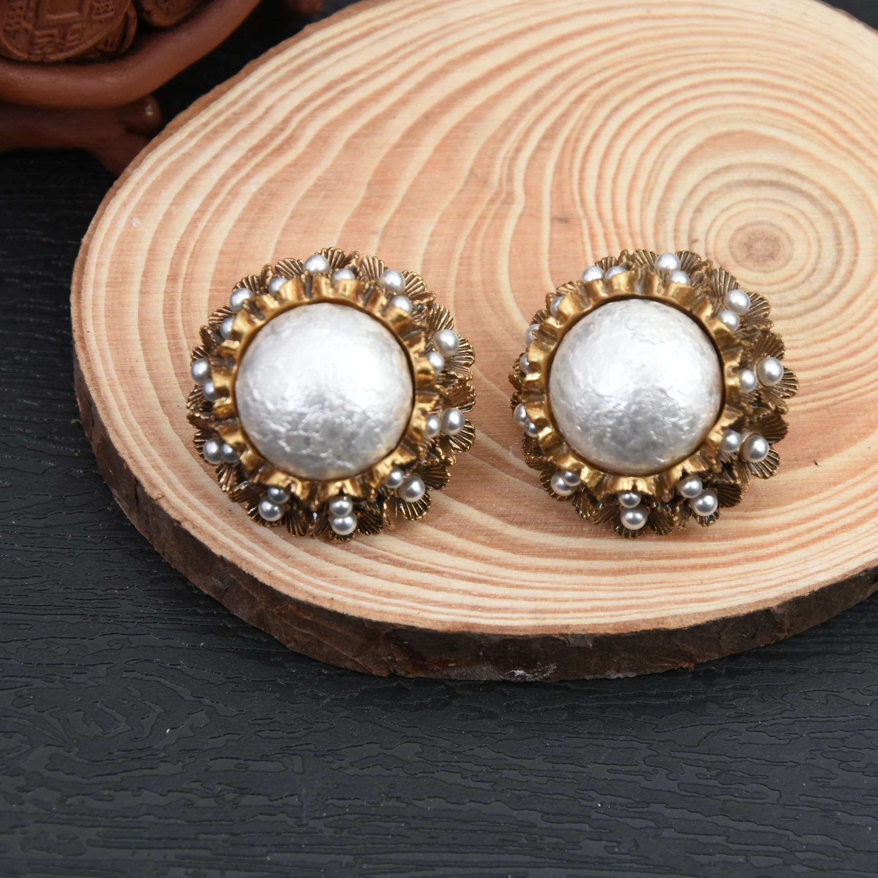 

2024 Elegant fashion beaded earrings French temperament niche design sense of light luxury earrings retro senior sense of women