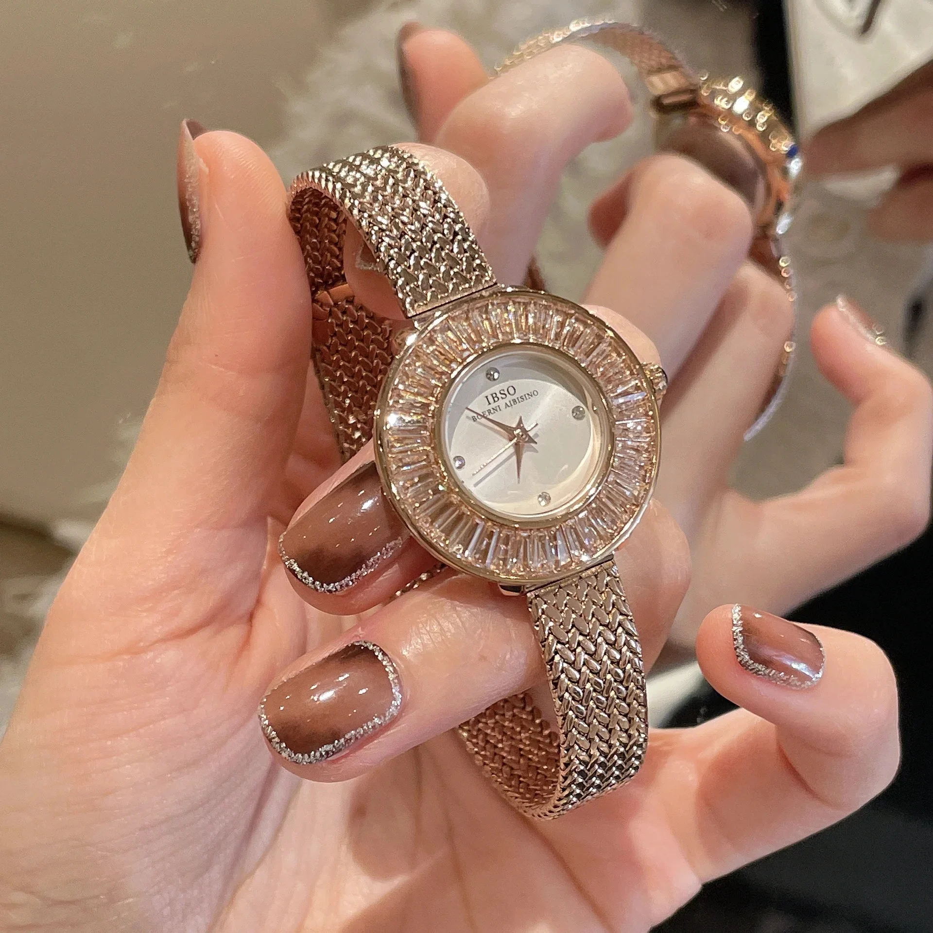 ساعات يد نسائية جديدة ساعات نسائية فاخرة بأشرطة فولاذية، إكسسوارات نسائية، ساعات كوارتز عصرية هدايا نسائية.