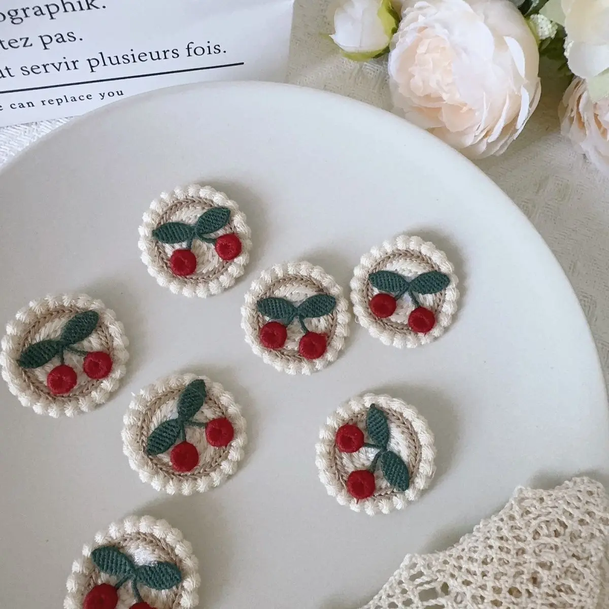 New retro round cherry Keyi Mori exquisite fabric crochet hand-sewn brooch decoration niche high value