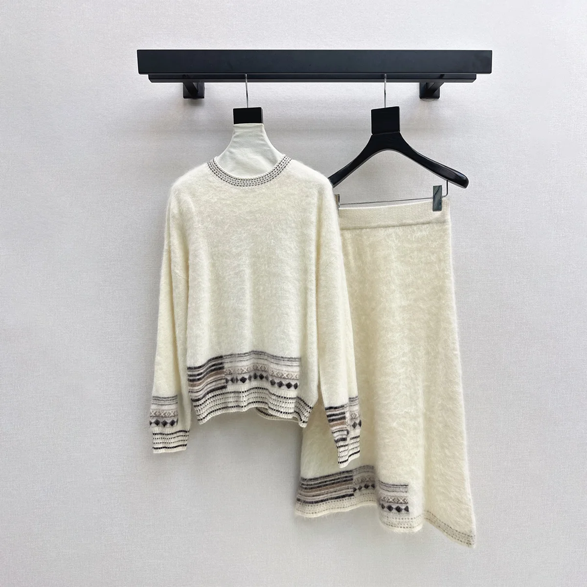 2026 High Quality Ladies Contrast Trim V Neck Button Down Wool Knit Cardigan26102159