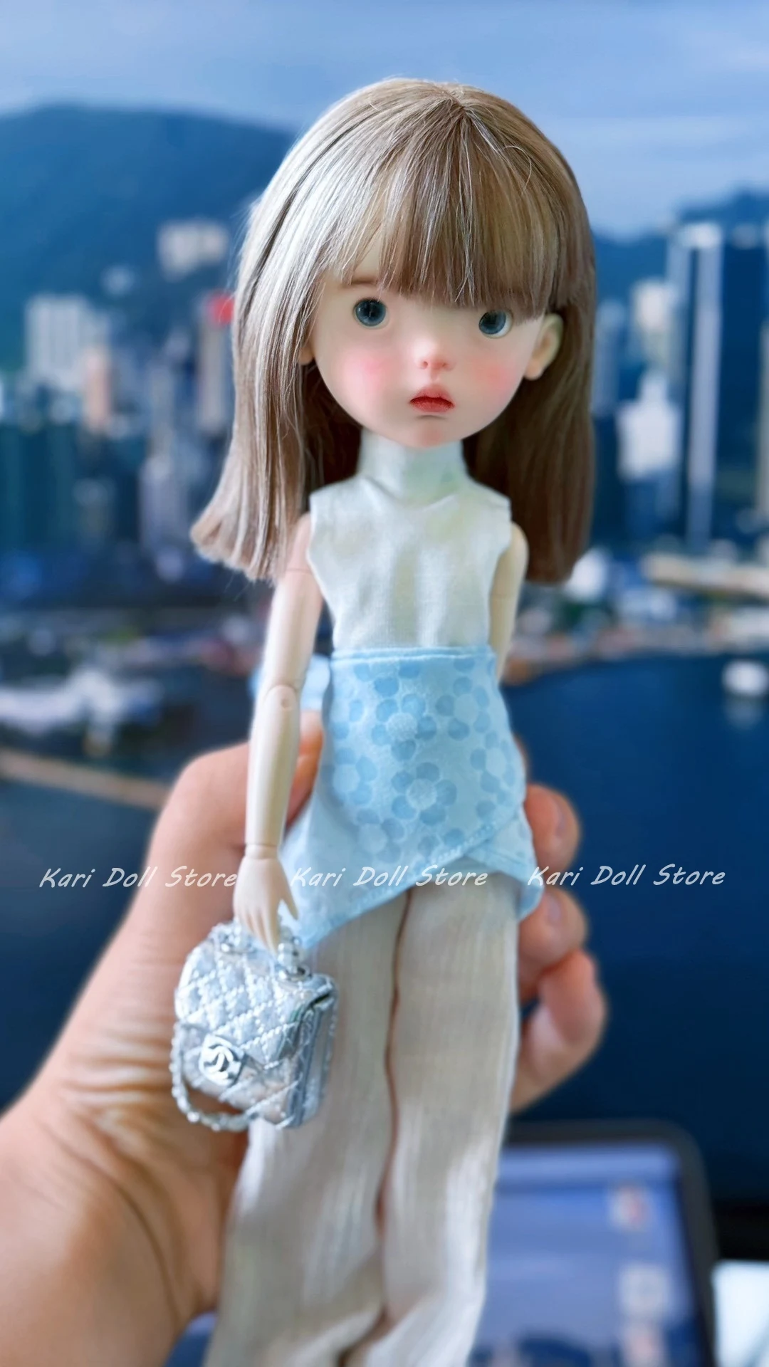 

Kari Doll Одежда и юбки Белый топ без рукавов со светло-розовыми брюками и комплектом шелкового шарфа с поясом для куклы Landazz Landoudou