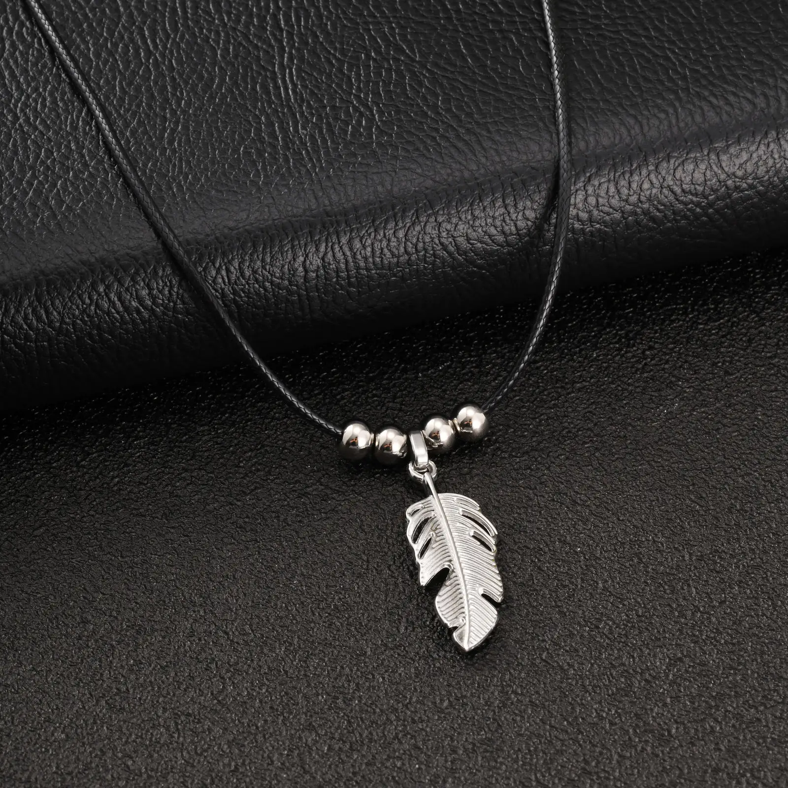 Boho Feder-Anhänger-Halskette für Männer, Vintage Edelstahl-Blatt-Lederhalsband, Rock Punk Ethnischer Schmuck Geschenk für Vater Sohn – Detail 4