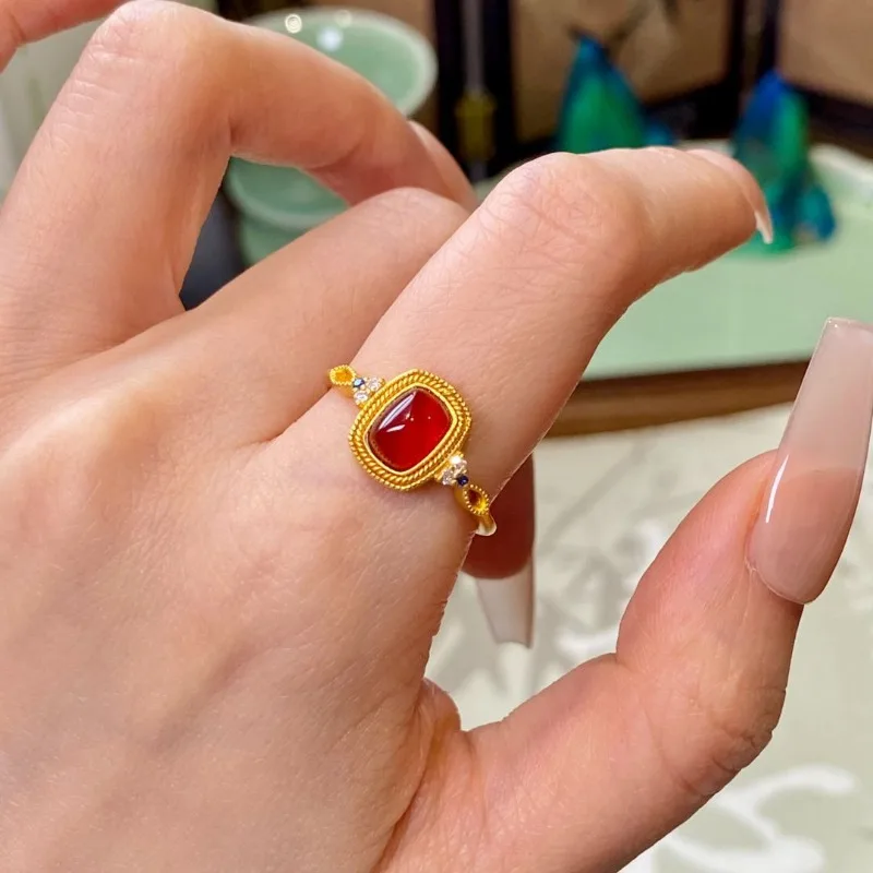 تخريمية ذهبية جديدة على الطراز الصيني مرصعة بالزركون الأحمر خاتم نسائي مفتوح فاخر ومزاج نبيل