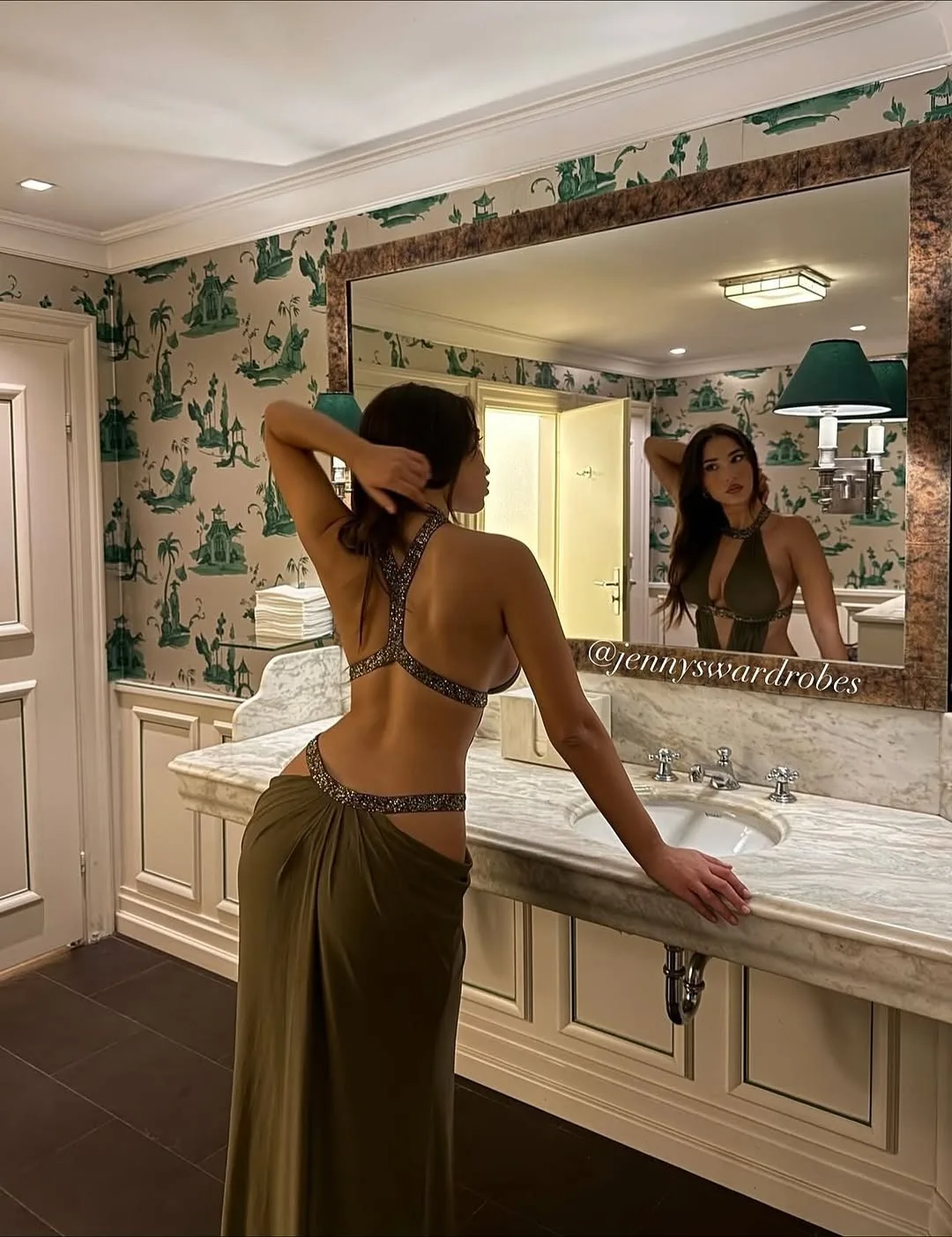 セクシーな背中見せスパンコールホルタードレス レディース ノースリーブ オフショルダー ホローアウト プリーツ マキシドレス 新作 レディース イブニングパーティーガウン