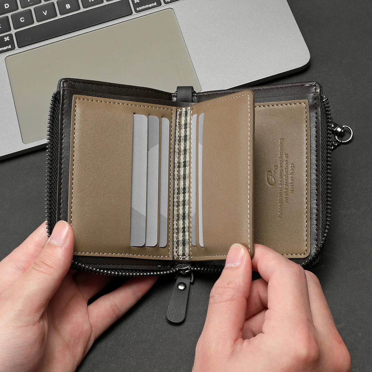 กระเป๋าสตางค์แบบสั้นซิปลายหัวกะโหลก CARRKEN รุ่นใหม่สไตล์ยุโรปและอเมริกาสำหรับผู้ชาย ลด 20% ใส่บัตรได้หลายใบ