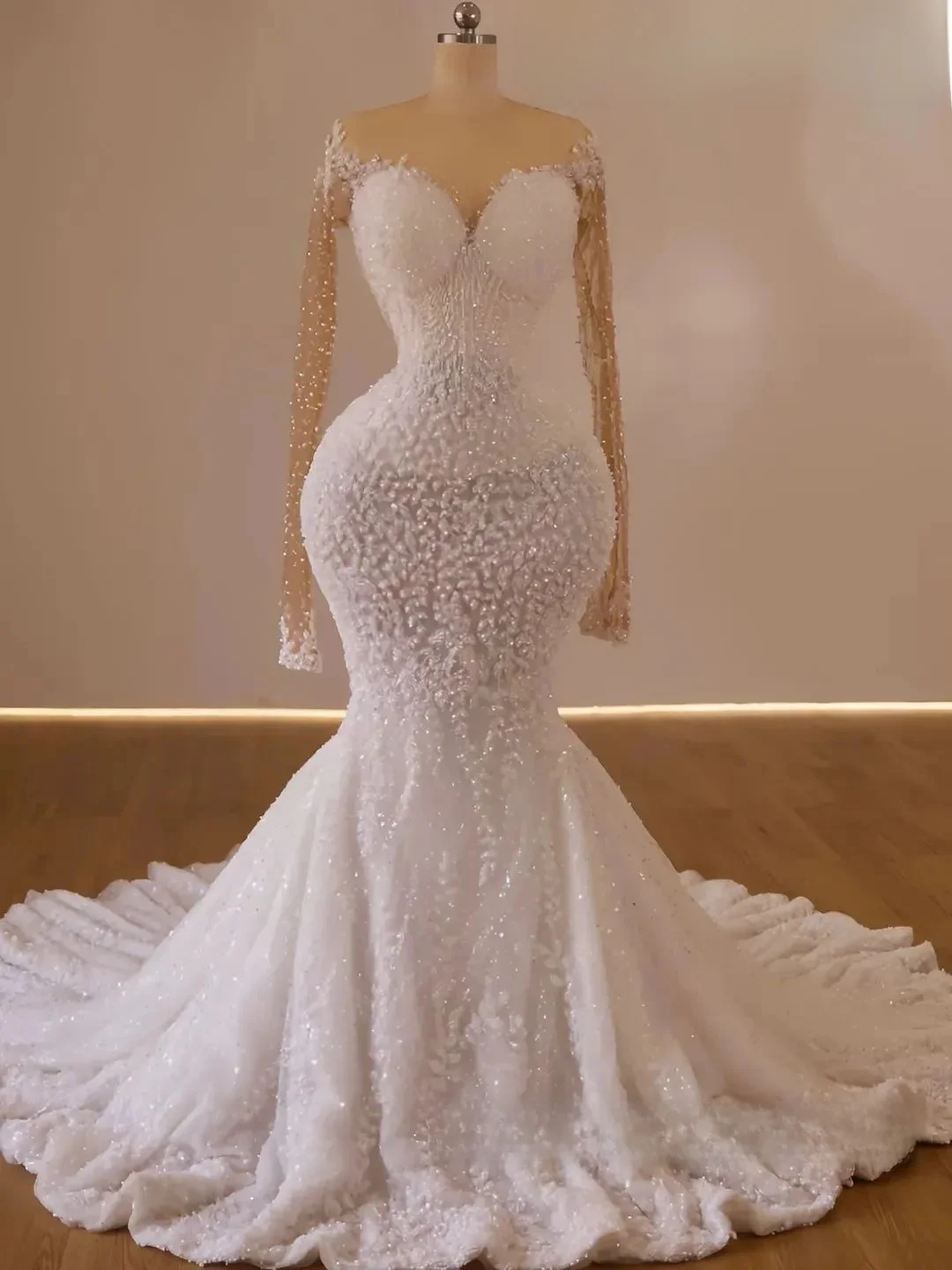 カスタムメイドのプラスサイズのアフリカのウェディングドレス、花嫁のためのマーメイドスタイルのイリュージョンシアーロングスリーブ、アップリケとビーズをあしらったレースのブライダルガウン