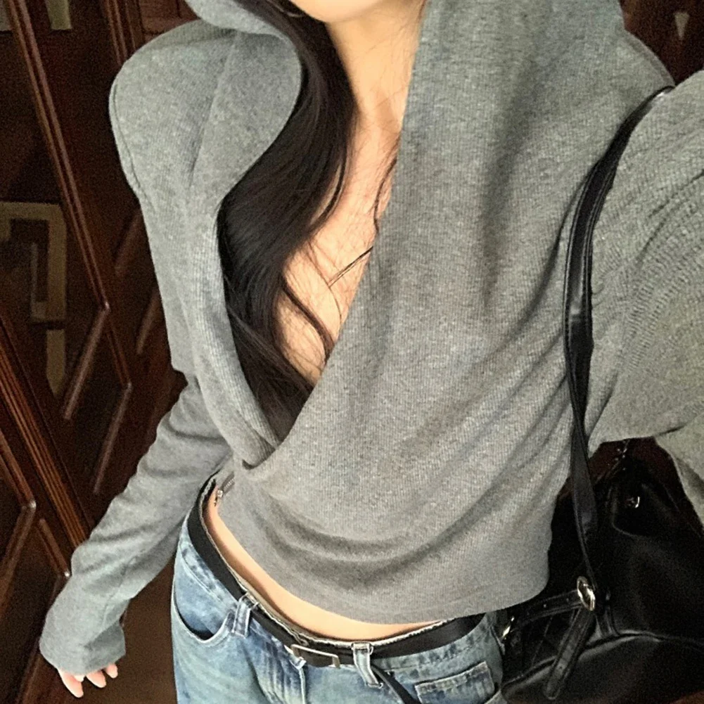 يجب أن يكون لديك بلوزة كاجوال ذات غطاء متقاطع باللون الرمادي على شكل حرف V وأكمام طويلة مثالية للزوج مع قيعانك المفضلة في موسم الخريف