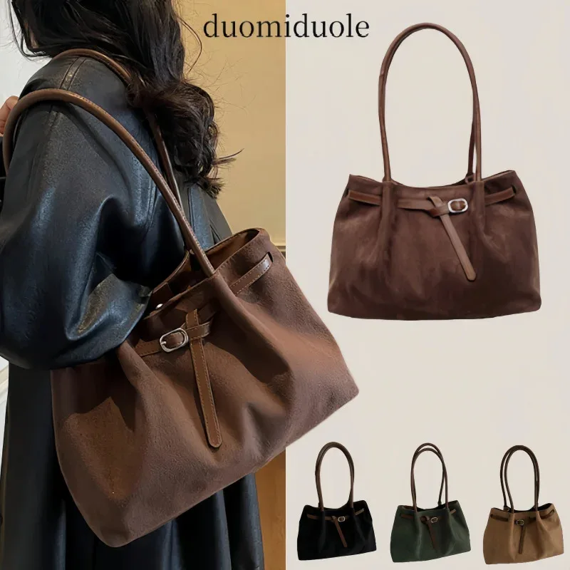 

Весенняя ретро-сумка-тоут 2026 из теплой коричневой замши с акцентами из искусственной кожи и металлической пряжкой, большая вместимость, для повседневного использования