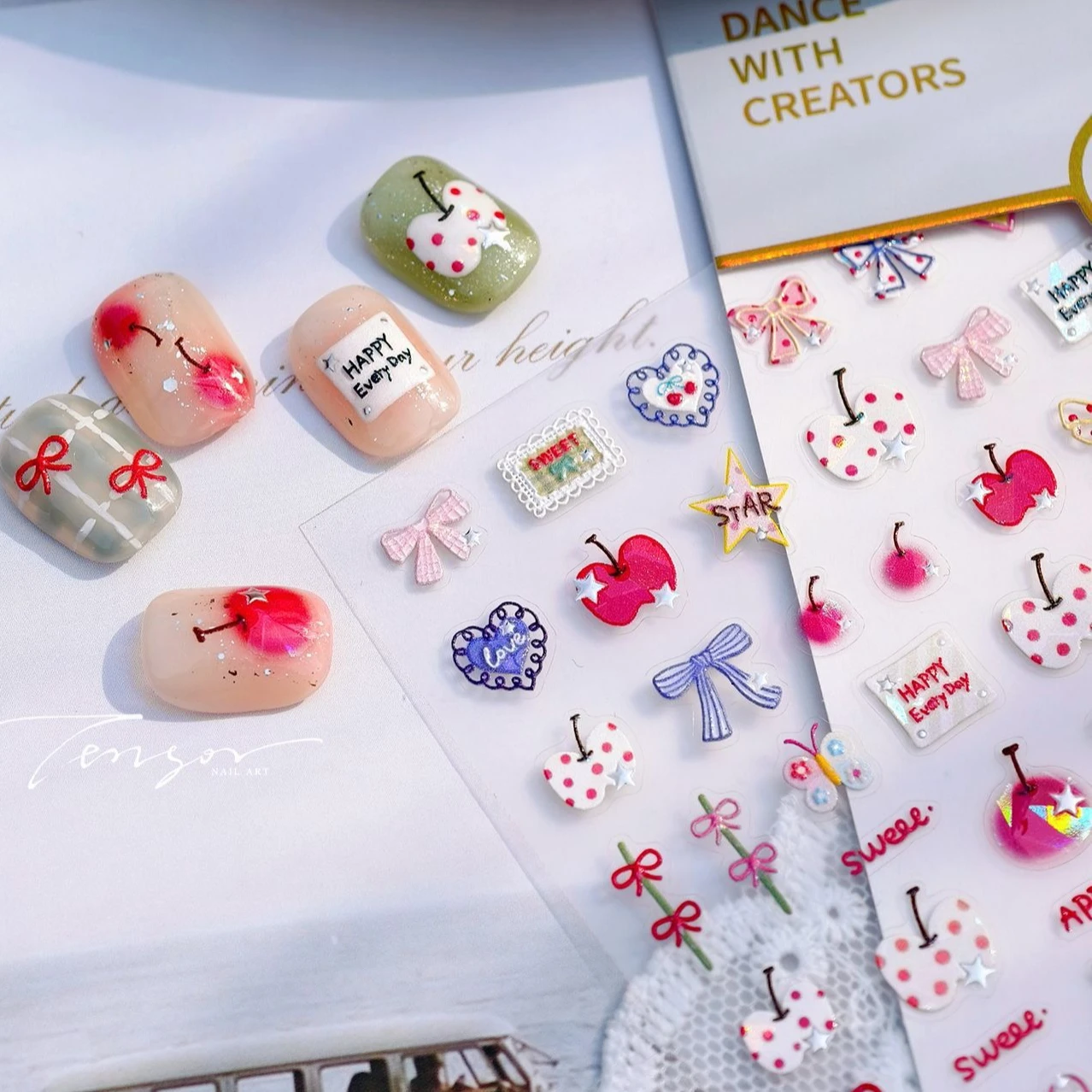 甘いリンゴスターちょう結びチェリーリボン蝶ネクタイイチゴハート蝶光沢のある自己粘着ネイルアートステッカーマニキュアデカール