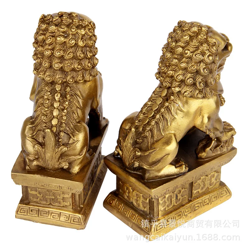 A pair of copper lion figurines, including a large and a small one, for home decoration, suitable for placing at the entrance