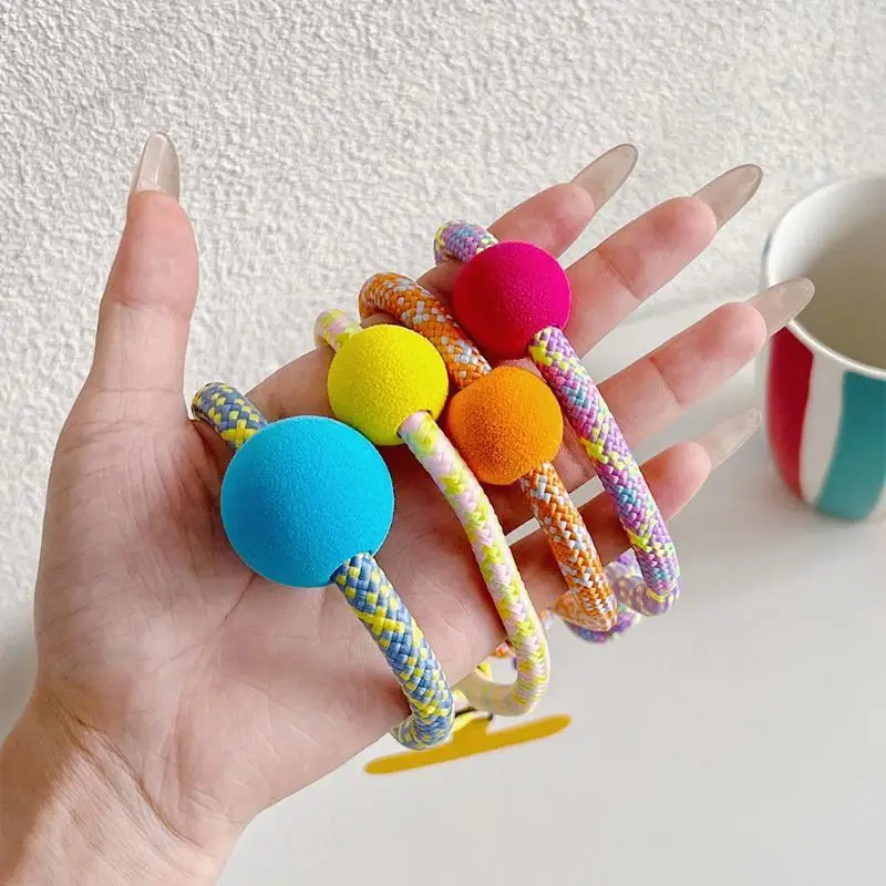 Buntes, geflochtenes Handy-Handgelenksband mit weichem Pompon für den täglichen Gebrauch, Reisen und Outdoor-Aktivitäten. – Detail 6