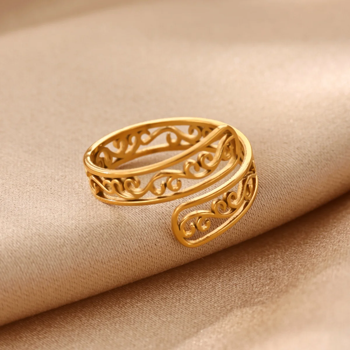 Hohle Ranken-Filigranringe für Damen, vergoldeter Edelstahl, geometrischer, verstellbarer Ring, trendiges Geburtstagsgeschenk für den täglichen Gebrauch.