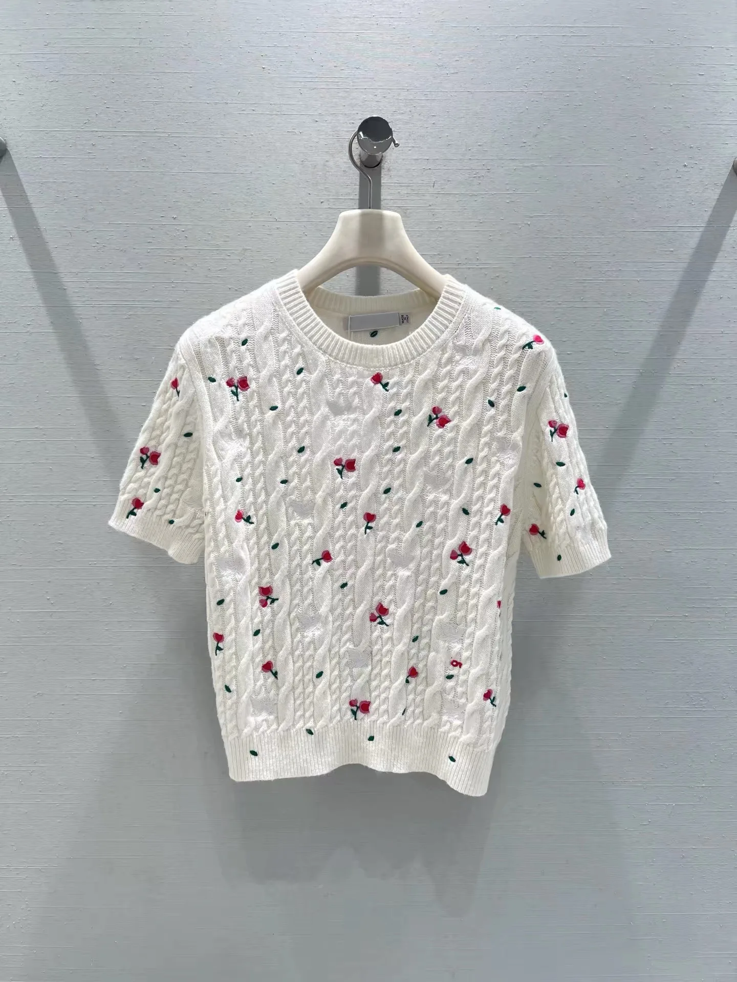 

Весенняя коллекция: Женский вязаный свитер с коротким рукавом и круглым вырезом, с вышивкой в виде роз и цветочным узором, эффект стройности, мягкая шерстяная смесь