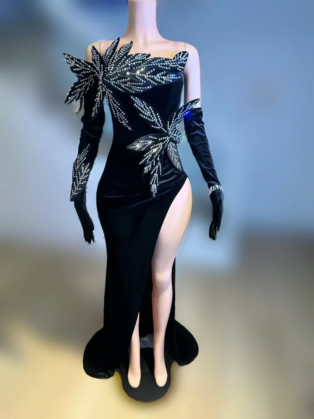 

Women Luxury Prom Gowns Black 3D Beading Leaves Open Leg Maxi Long Dress Wtih Gloves Celebrity Evening Party Gala Gowns Costumes