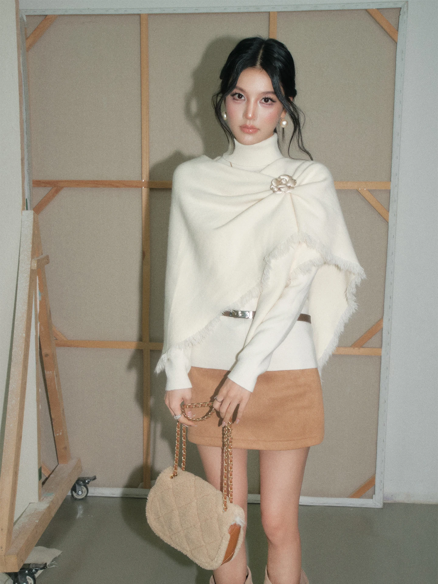 

Комплект из двух предметов: вязаный свитер с высоким воротником и юбка Olivia Duo. Осенне-зимний женский костюм из полиэстера и нейлона.