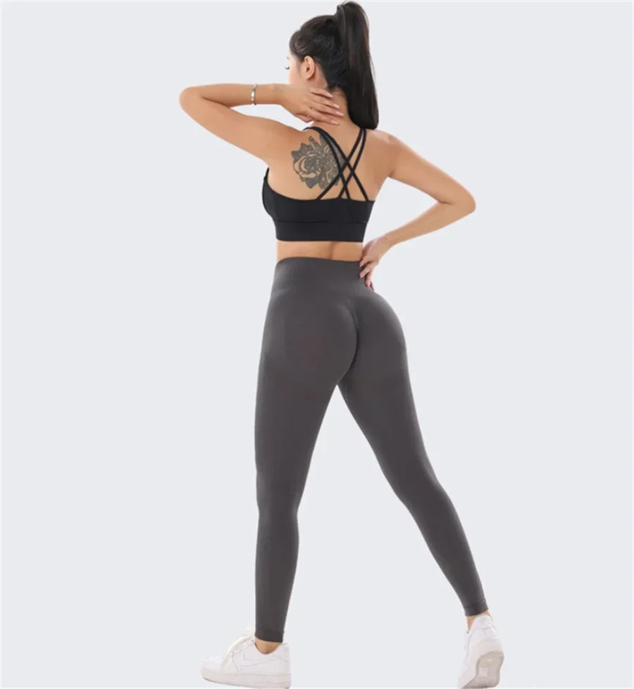 Tuta fitness yoga senza cuciture in tinta unita per capispalla, vestibilità a vita alta e snellente, leggings sportivi a forma di pesca e sollevamento fianchi