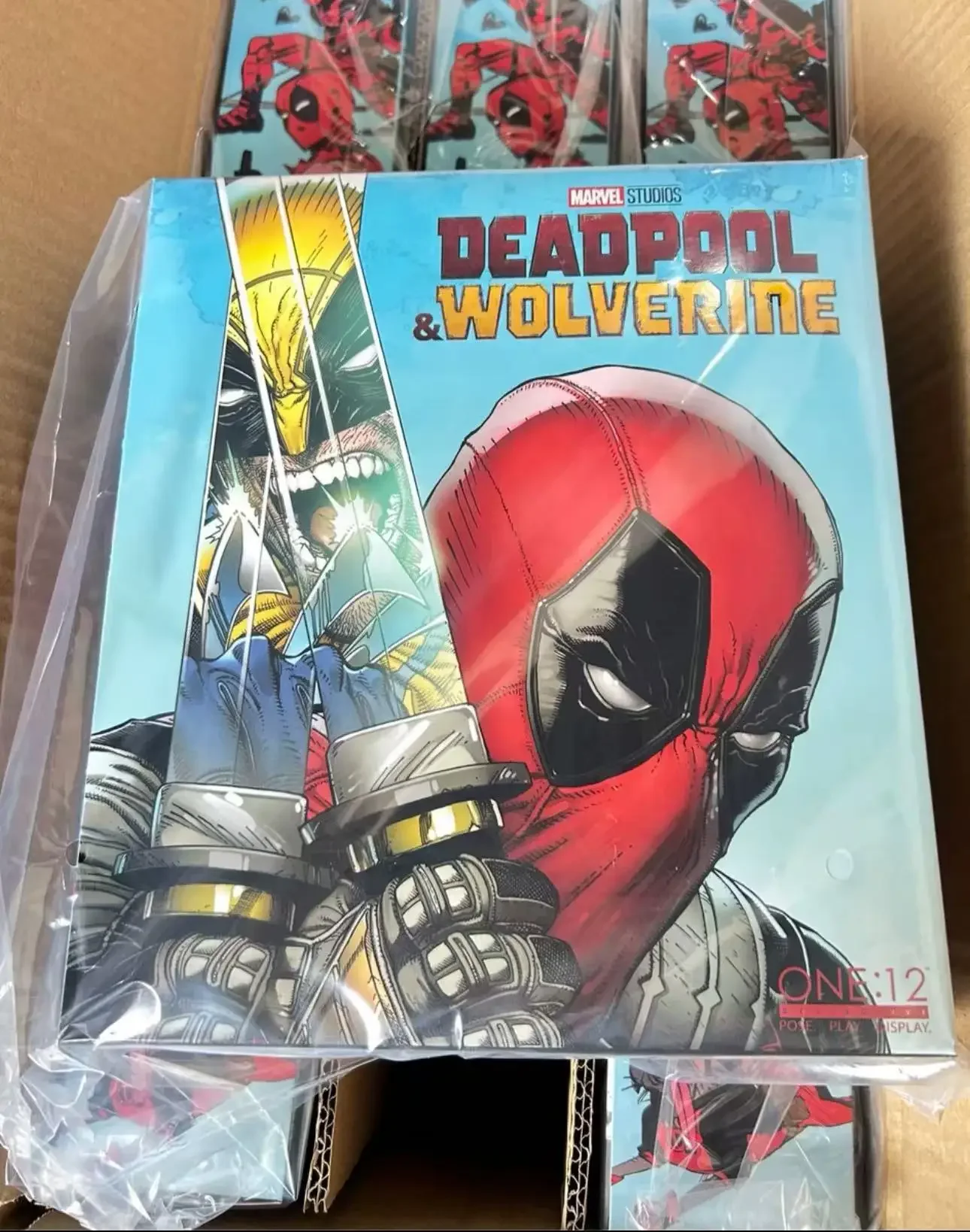 Figura de ação articulada MEZCO Ant de 6 polegadas Marvel Universe Deadpool e Wolverine Deluxe Edition