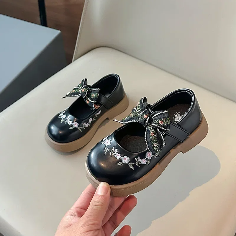 Elegante Mädchen Mary Jane Schuhe mit dicken Sohlen, bestickte Kinder-Lederschuhe, neue vielseitige Kinder-Prinzessin-Schuhe für Hochzeitsfeier