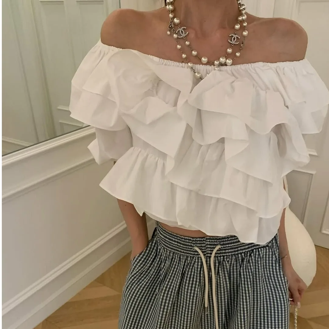 Camisa de manga corta informal y elegante de color liso con un hombro descubierto, estilo pastel, para mujer, moda de verano 2026, nuevo estilo, ajuste holgado, color polvo de hornear
