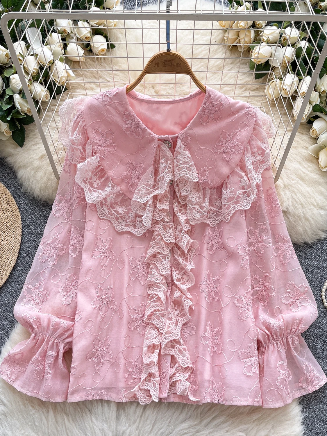 Długa bluzka z koronkowym kołnierzykiem, letni wzór, bogato haftowana, kołnierzyk typu doll collar, koreański styl, luźny krój, do pracy.