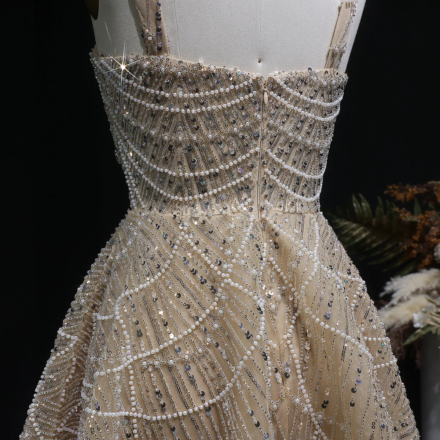 Sharon Said Dubai Hochwertiges Silbernes Kurzes Abendkleid mit Spaghettiträgern, Schwer Perlenbestickt, Arabische Damen Hochzeits- und Partykleider SS649 Maßanfertigung – Detail 12