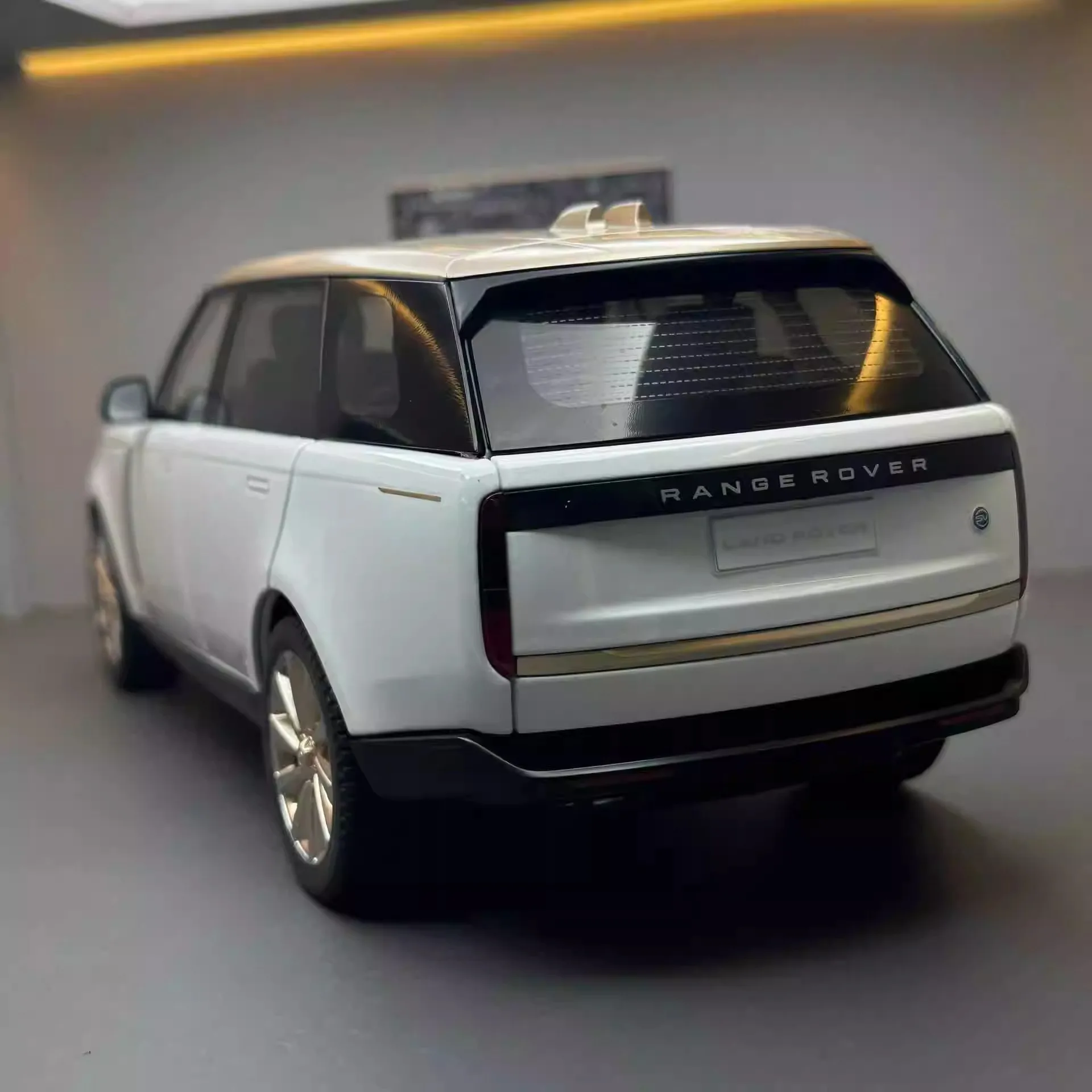 

1:18 Land Range Rover SV2022 SUV модель автомобиля из сплава, литая металлическая модель внедорожника, модель автомобиля со звуком и искусственным звуком, детские подарки