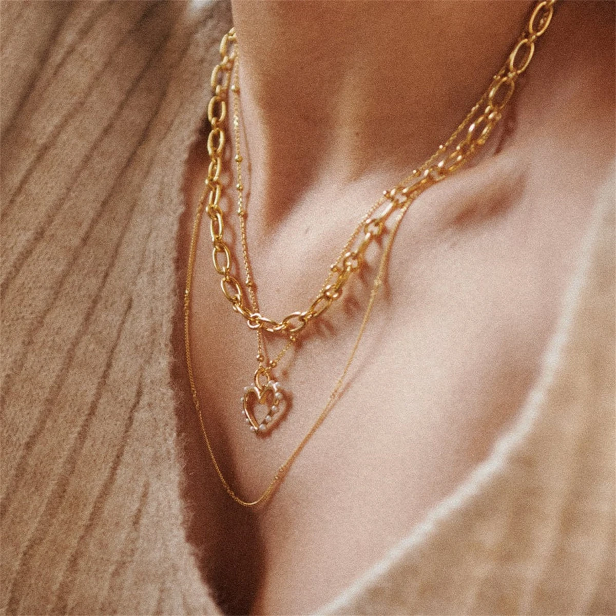 Subtle temperament with pearl inlaid love pendant design, collarbone chain, cold necklace, gold-plated color preservation