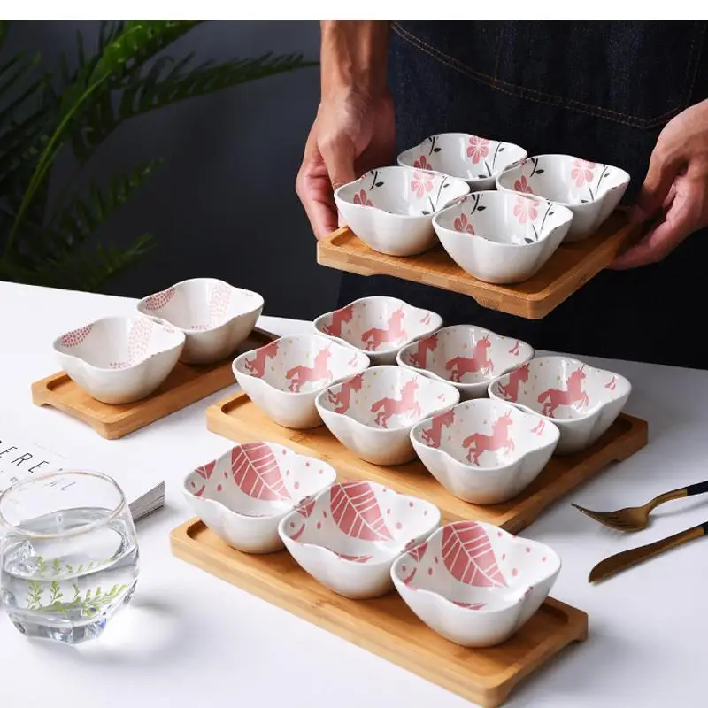 Prato de lanche de cerâmica, base de madeira, sala de estar, prato de frutas, vinagre, caixa de doces, planta lateral, flor seca