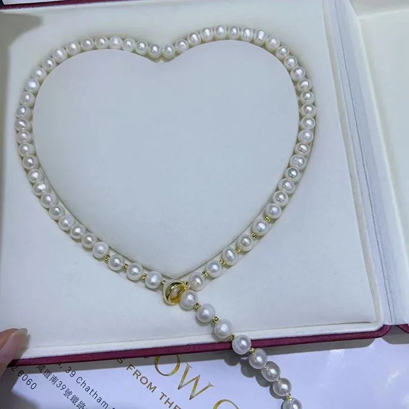 

Women who love pearls have an elegant temperament; simple elegant necklaces are luxurious yet gentle and graceful when worn