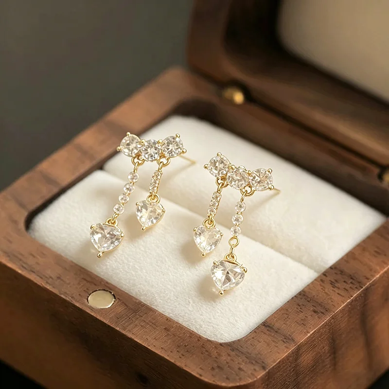 Glänzende Mikro-Zirkon Herzförmige Hängeohrringe in Goldfarbe Trendiger Schmuck für Damen und Mädchen Luxuriöses Design Ohr-Accessoires – Detail 5
