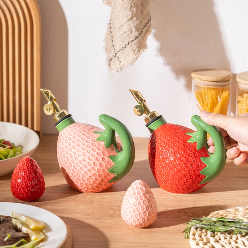 Frasco de condimento de cerámica de cocina de modelado de fresas, botella de aceite, salsa de soja, olla de vinagre, cocina creativa para el hogar, tarro de sal, botella de pimienta