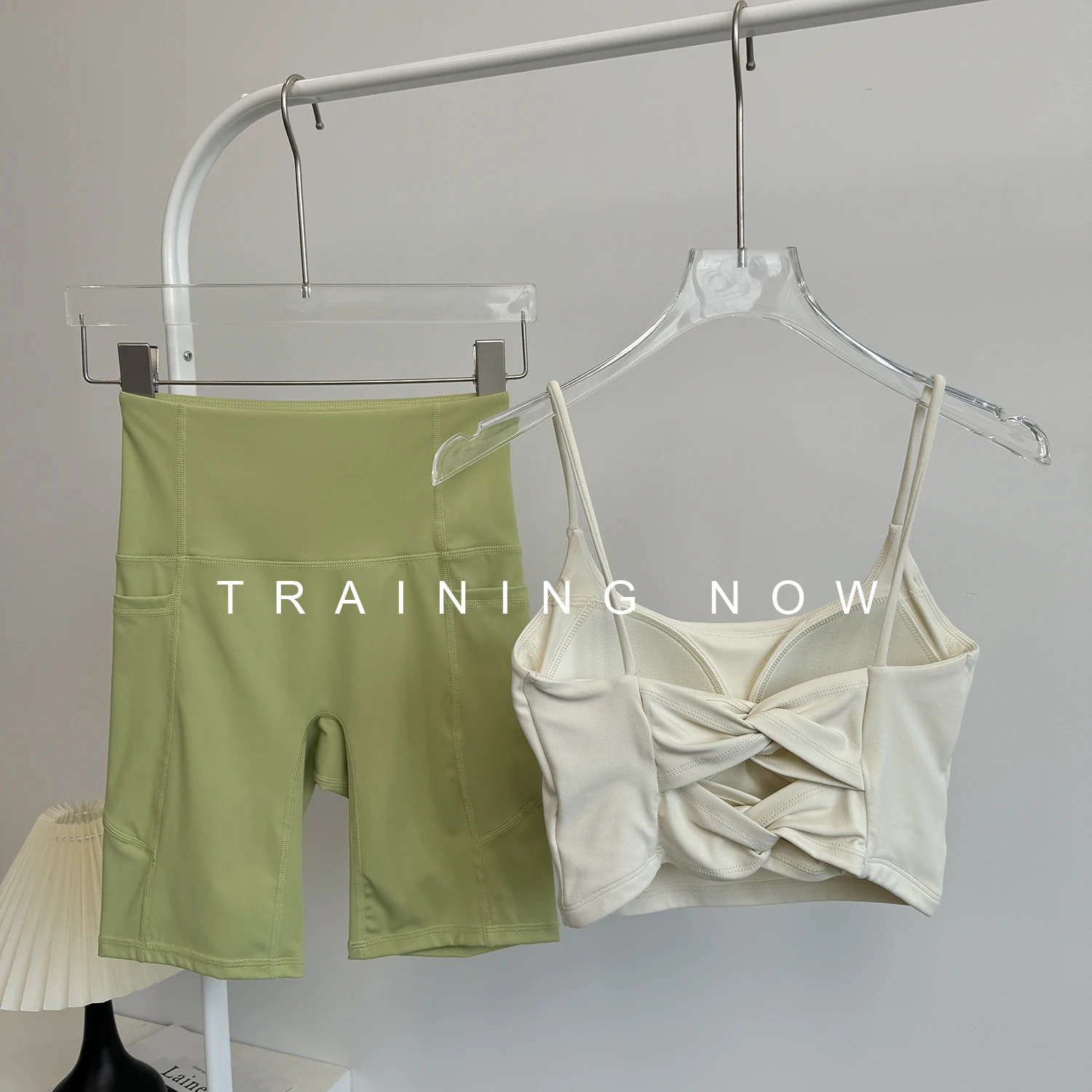 

Усовершенствованный костюм для йоги с красивой спинкой для женщин, летние тренировки в тренажерном зале, утренний беговой бюстгальтер на подтяжках, спортивные велосипедные шорты