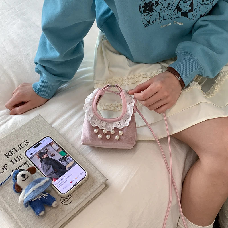 

Женские мини-сумки и клатчи из вельвета с кружевной отделкой и жемчужным декором, регулируемый ремешок, повседневная маленькая сумка через плечо, новый тренд 2026 года