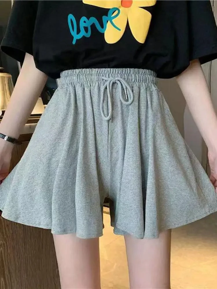 กางเกงขาสั้นเอวสูงผ้ายืดสำหรับผู้หญิง สไตล์ลำลอง ขากว้าง รุ่นซัมเมอร์ 2026 กระโปรงขาสั้นทรงเอ สไตล์เกาหลี ทรงหลวม มินิสเกิร์ต สีดำ