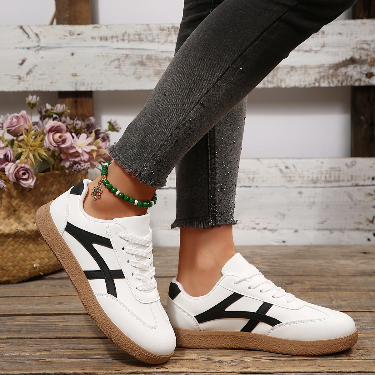 2026 Herbst Damenmode Wildleder-Sneaker mit Doppelschnallen-Metalldetails Leichte Atmungsaktive Bequeme Freizeitschuhe – Detail 4