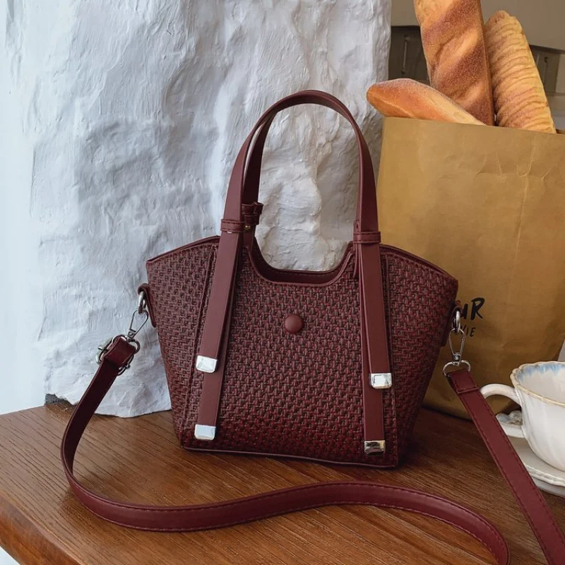 누벅 가죽으로 만든 여성용 메신저 백 캐주얼 우루과이 스타일 깔끔하고 넉넉한 부드러운 일상 스타일 ​