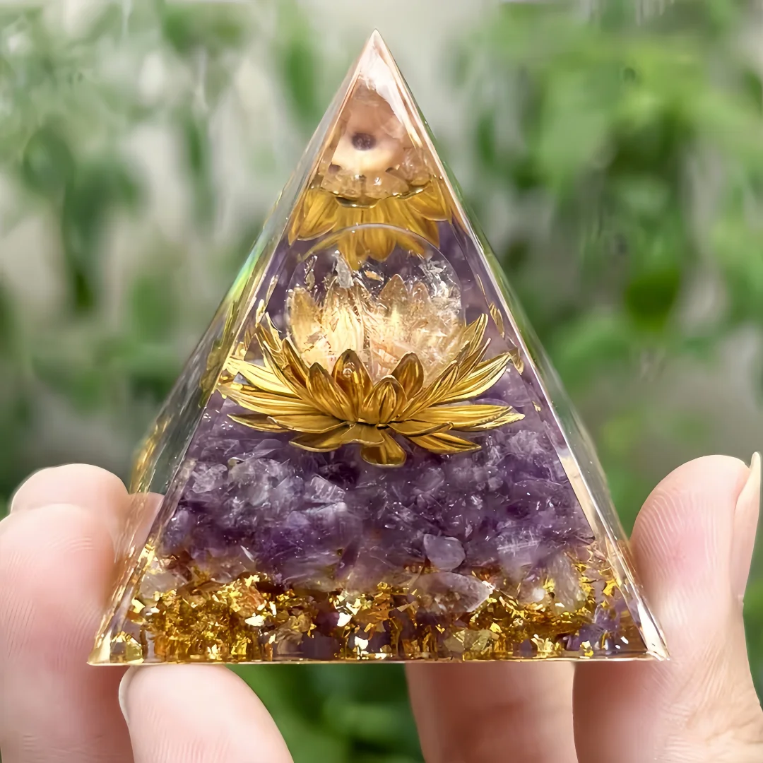 1 pyramide d'améthyste en orgone pour transformer votre maison, attirer la richesse, contient une boule de cristal et sert de décoration.