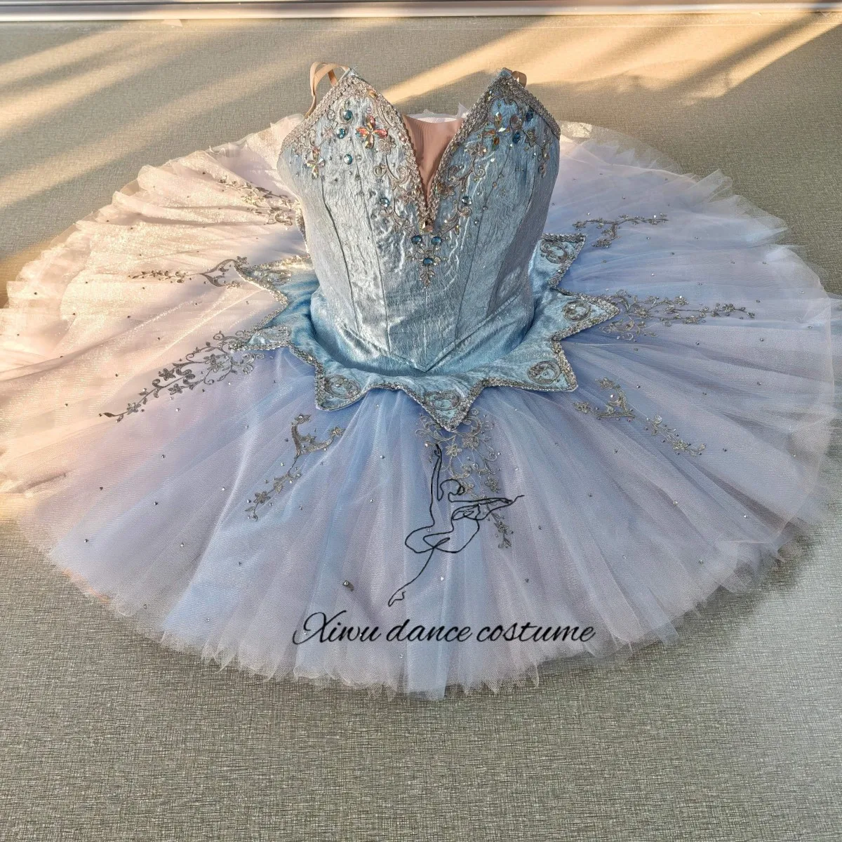 Tutu de ballet professionnel personnalisé au design papillon ombré bleu ciel