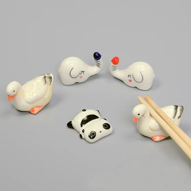

1pc Ceramic Cute Chopstick Holder Tableware Japanese Style Underglaze Restaurant Simple Oval Spoon Bracket Utensil for Kitchen