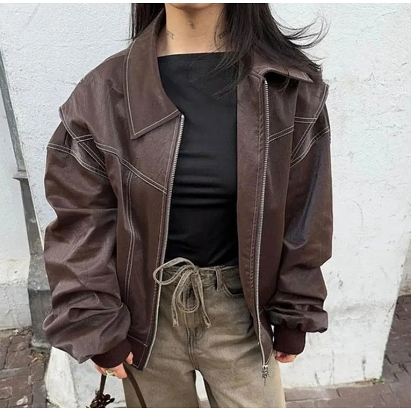 เสื้อแจ็คเก็ตผู้หญิงสำหรับฤดูใบไม้ผลิและฤดูใบไม้ร่วง หนังเทียม สไตล์สตรีทแวร์ ดีไซน์เฉพาะตัว ตัดต่อสีสัน แต่งปกเสื้อแบบปกเชิ้ต ซิปหน้า สไตล์มินิมอล